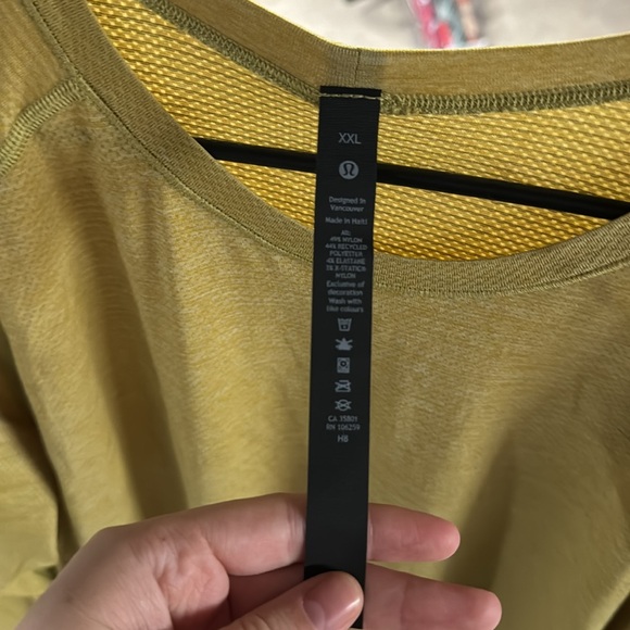 Men’s Luluemon Top new with tags - Picture 2 of 3